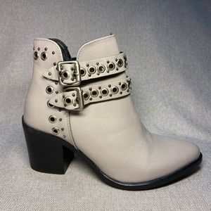 - Women's Musse & Cloud Ankle Leather Boots, Size 6. New